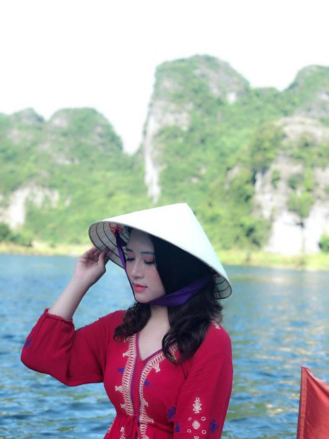 Là một giáo viên, Thu Hà luôn cố gắng trau dồi kiến thức để truyền tải đến học sinh của mình. Bên cạnh đó, cô còn hướng tới lối sống chuẩn mực, là tấm gương cho các em nhỏ.