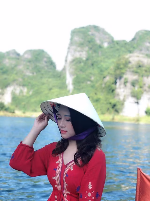 Là một giáo viên, Thu Hà luôn cố gắng trau dồi kiến thức để truyền tải đến học sinh của mình. Bên cạnh đó, cô còn hướng tới lối sống chuẩn mực, là tấm gương cho các em nhỏ.