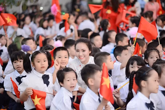 Sở hữu vẻ ngoài xinh đẹp không kém bất kỳ hot girl nào, cô giáo Tiểu học Đỗ Thu Hà (23 tuổi) hiện đang giảng dạy tại trường Tiểu học Đại Từ. Hà Nội nhận được thiện cảm của cộng đồng mạng.