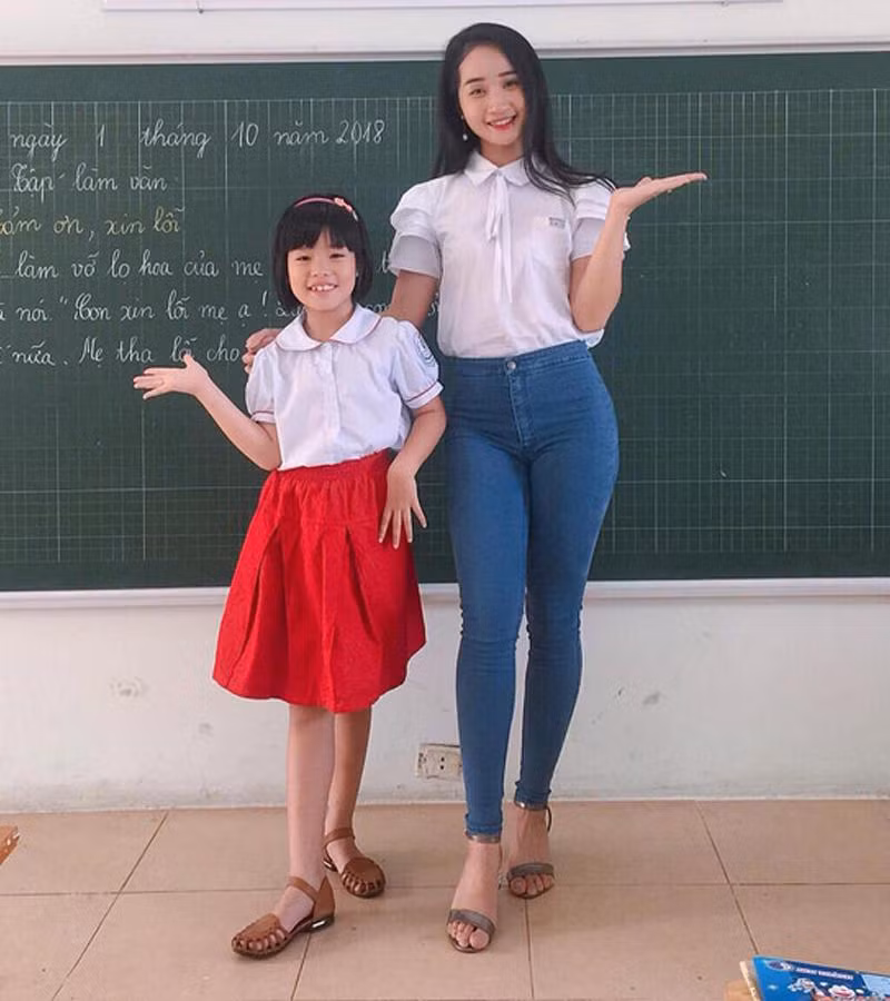 Cô Lưu Thị Phương Thảo, giáo viên trường Phúc Diễn, Bắc Từ Liêm, Hà Nội từng gây sốt nhờ đoạt Hoa khôi Nữ sinh thanh lịch và Á khôi cuộc thi Duyên dáng Sư phạm toàn quốc.