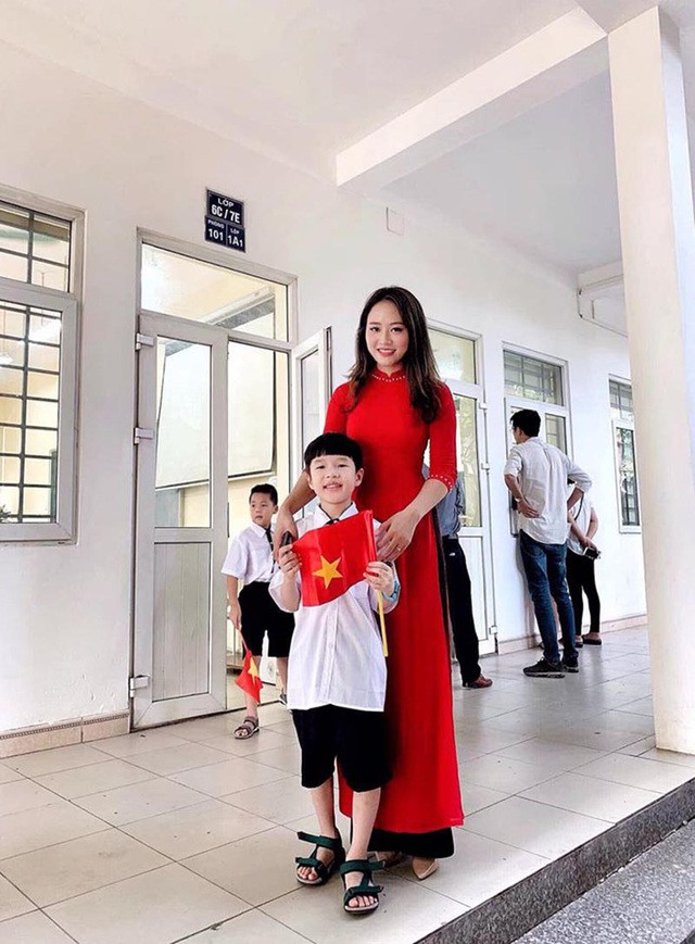 Thu Hà sở hữu dáng người thanh thoát, mái tóc dài dịu dàng cùng khuôn mặt vô cùng xinh đẹp, hiền hòa. Chẳng thế mà cô nàng được gọi với cái tên "cô giáo hot girl".