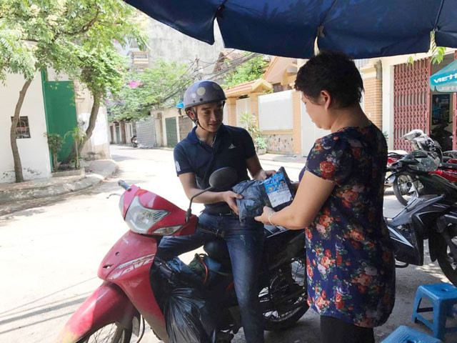 Trong khi đó, shipper cũng không nhận được nhiều tiền từ chi phí ship, dù là trong hay ngoài thành phố.