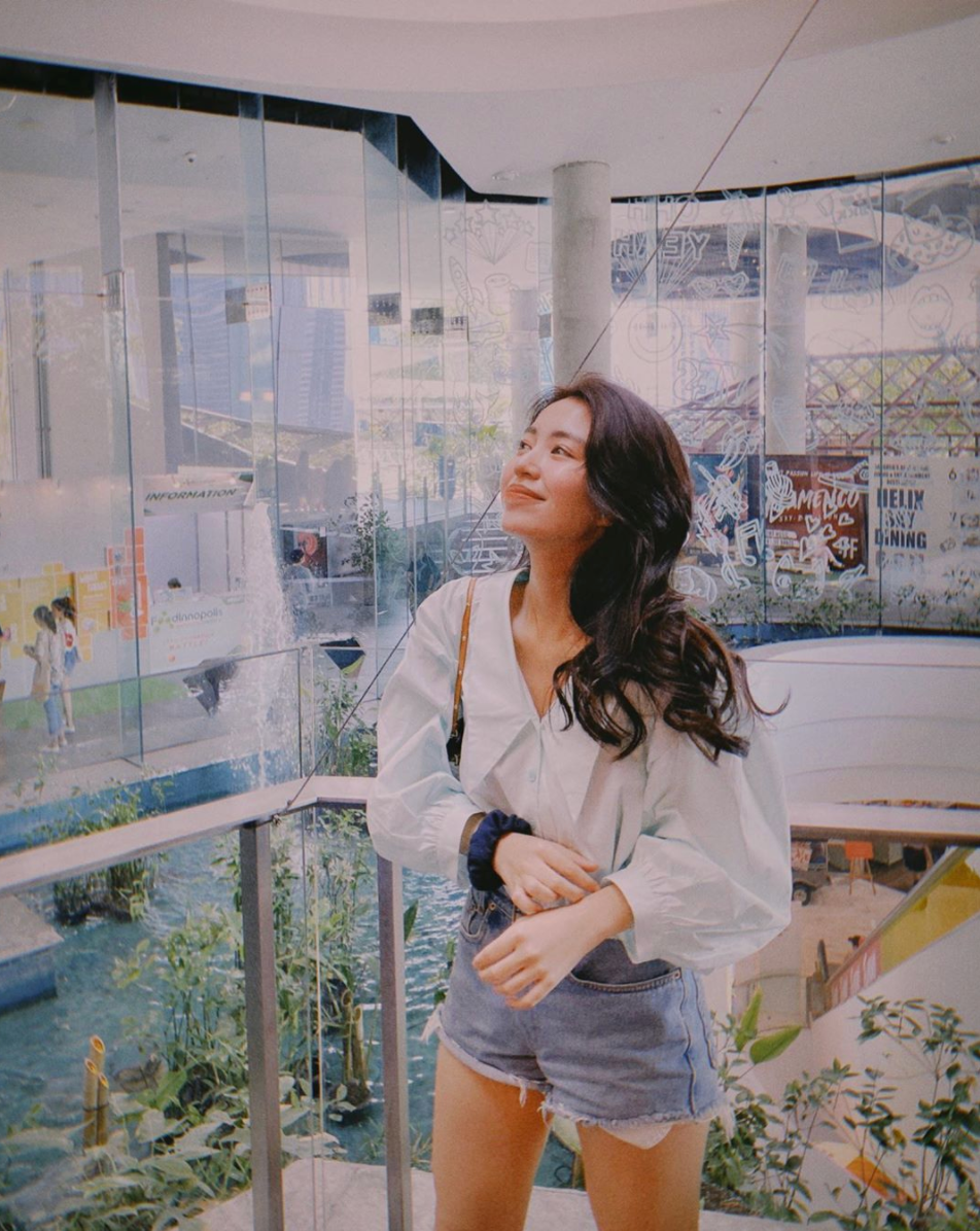 Tuy nhiên, hơn 1 năm trở lại đây, cô nàng bất ngờ chuyển sang phong cách gợi cảm, khoe thân hình thon gọng, nóng bỏng. Cách tạo dáng, thần thái của cô cũng được đánh giá là quyến rũ, táo bạo hơn rất nhiều.