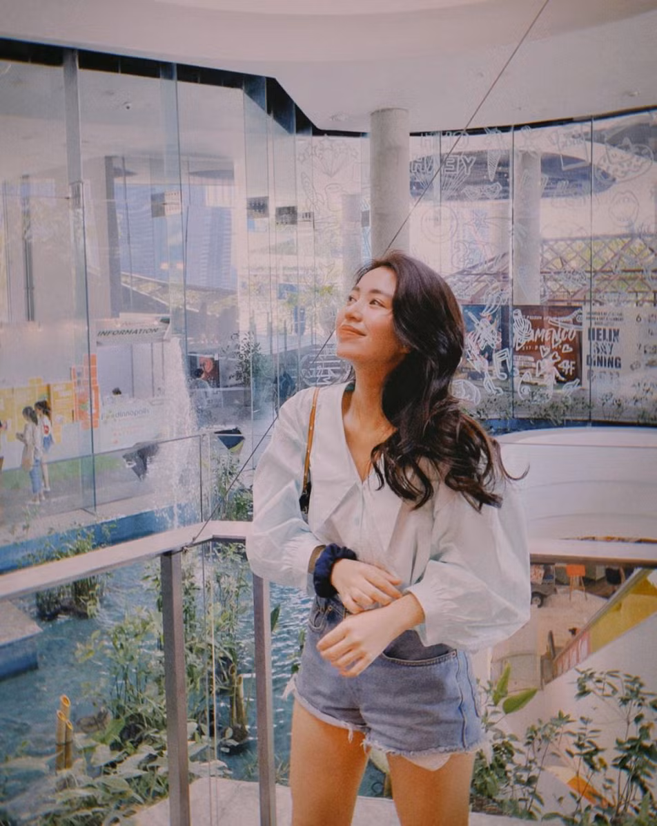 Tuy nhiên, hơn 1 năm trở lại đây, cô nàng bất ngờ chuyển sang phong cách gợi cảm, khoe thân hình thon gọng, nóng bỏng. Cách tạo dáng, thần thái của cô cũng được đánh giá là quyến rũ, táo bạo hơn rất nhiều.