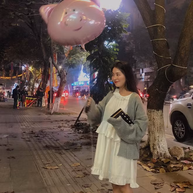 Khi sang Nhật du học, có thời điểm hot girl Mẫn Tiên đã tăng 8kg, điều này khiến cô nàng luôn lựa chọn những bộ trang phục rộng thùng thình để che đi nhược điểm cơ thể.