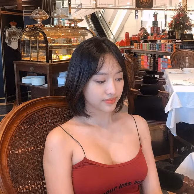 Là một hot girl đình đám, Thuý Vi sở hữu thân hình vạn người mê nhưng vẫn không tránh khỏi những khi ăn uống quá đà dẫn đến thân hình ngấn mỡ. Có giai đoạn, cô nàng đã nặng tới 50kg với phần bắp tay và vai khá đô con. Tuy nhiên, rất nhanh sau đó cô đã lấy lại được vóc dáng ban đầu.