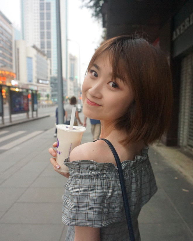 Không chỉ thay đổi về ngoại hình, khí chất của hot girl giảm cân này còn biến chuyển tích cực. Không còn tự ti, mọi thứ xung quanh cô nàng trở nên tươi sáng hơn, có lẽ vì thế mà thần thái cô nàng cũng rực rỡ hơn, hay cười hơn.