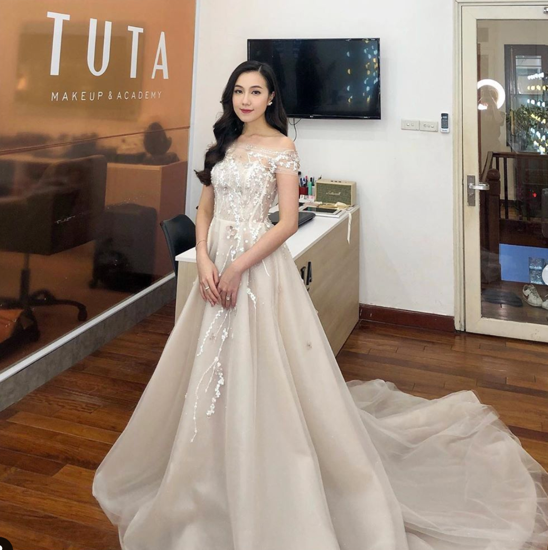 Thời gian gần đây, Mie thường xuyên đăng tải hình chụp cùng váy cưới lên trang Instagram cá nhân.