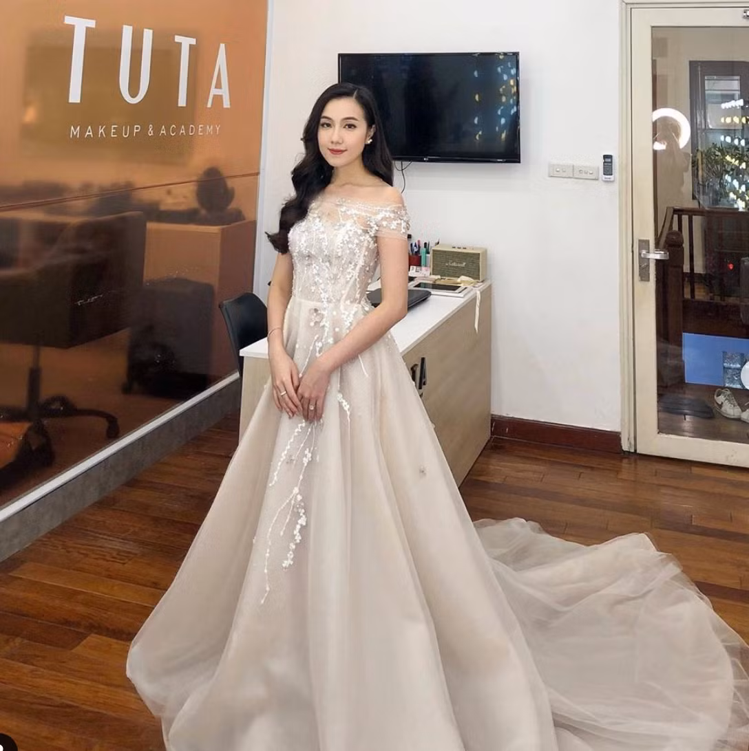 Thời gian gần đây, Mie thường xuyên đăng tải hình chụp cùng váy cưới lên trang Instagram cá nhân.