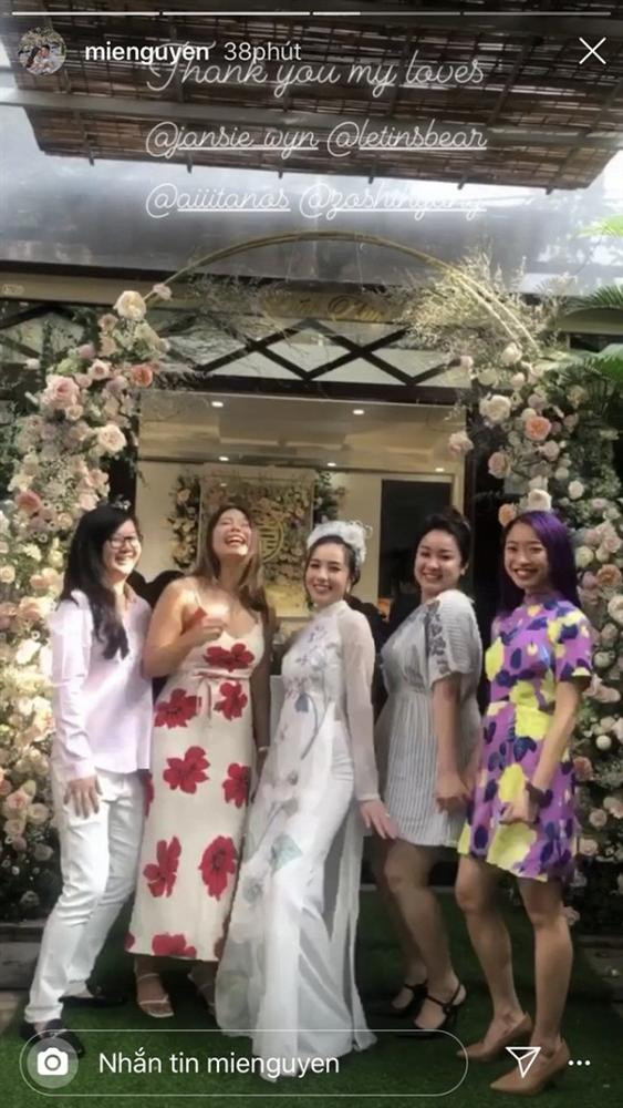 Trong ngày vui, nàng hot girl xinh đẹp trong bộ áo dài đơn giản cùng mấn trắng. Nhan sắc của cô nàng dường như không có sự thay đổi kể từ ngày mới nổi tiếng.