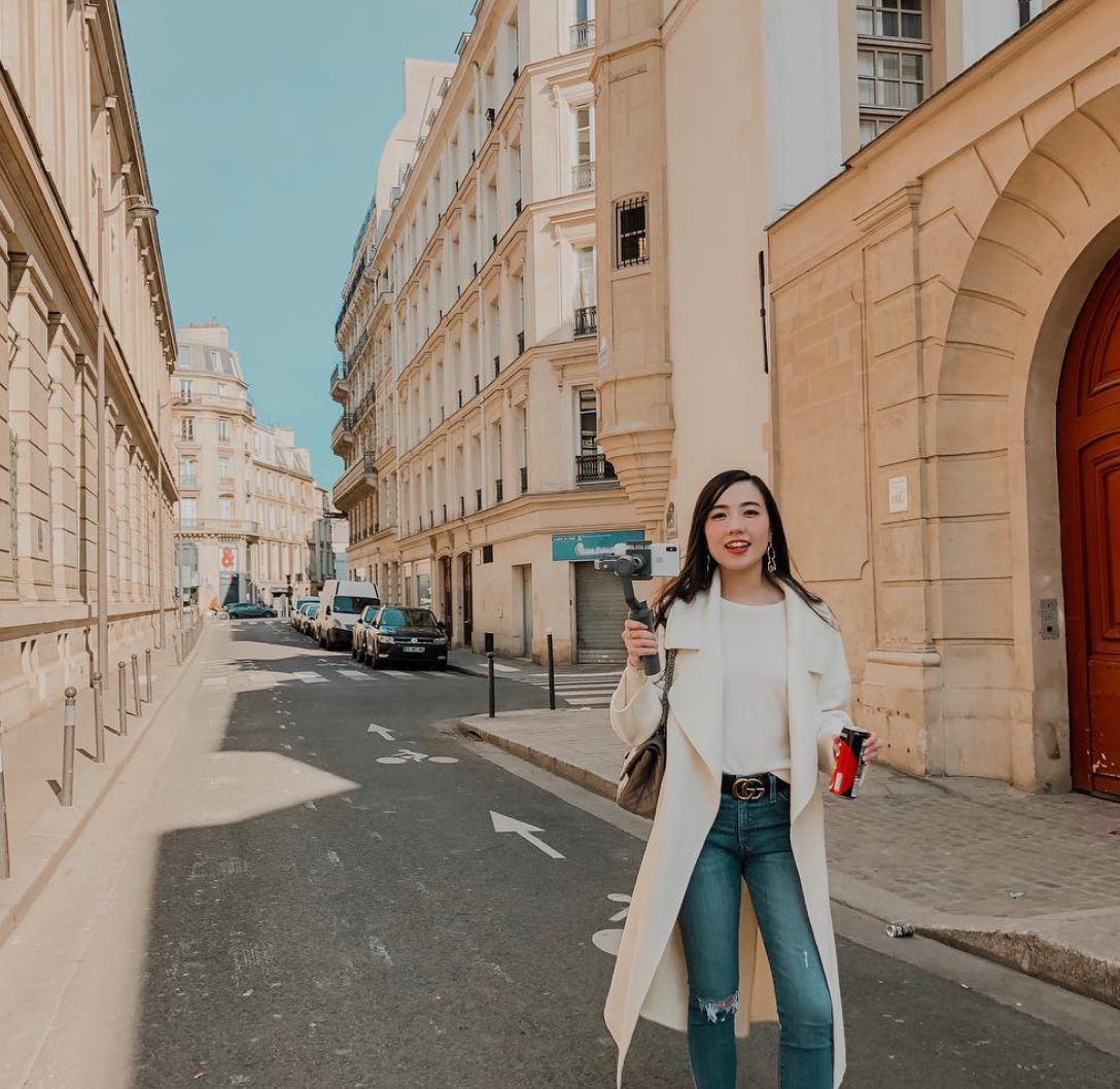 Mie Nguyễn tên thật là Nguyễn Hoàng My, sinh năm 1994. Với vẻ ngoài xinh đẹp cùng khả năng nói tiếng Anh cực tốt, nàng hot girl nổi tiếng từ khi lên 14 tuổi.