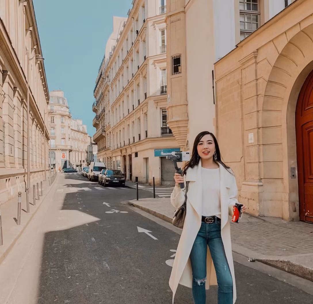 Mie Nguyễn tên thật là Nguyễn Hoàng My, sinh năm 1994. Với vẻ ngoài xinh đẹp cùng khả năng nói tiếng Anh cực tốt, nàng hot girl nổi tiếng từ khi lên 14 tuổi.