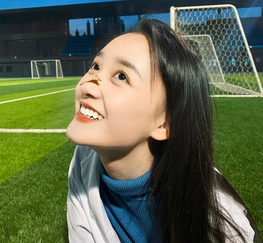 Đôi mắt to tròn, nụ cười tươi rói là thế mạnh của Tưởng Y Y. Dù có cách trang điểm, ăn mặc khá đơn giản nhưng cô nàng vẫn thu hút theo cách riêng.