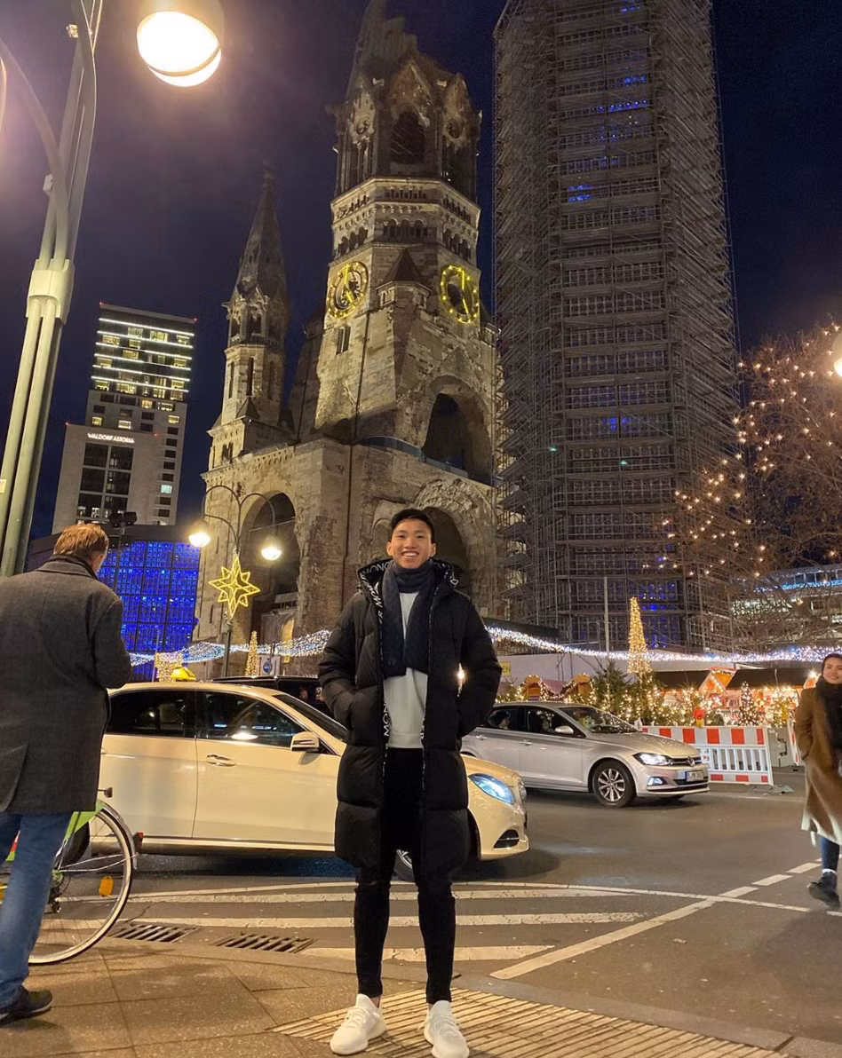 Tháng 9/2019, Văn Hậu chính thức sang Hà Lan thi đấu cho CLB SC Heerenveen thu hút sự chú ý của truyền thông Việt Nam lẫn báo chí xứ sở hoa Tulip.