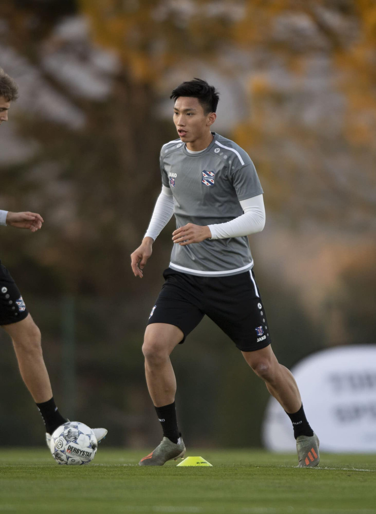 Mặc dù không có quá nhiều cơ hội ra sân trong màu áo của Heerenveen nhưng anh vẫn là cái tên nổi bật được truyền thông chú ý. Nhiều nhà báo Hà Lan từng nhận định rằng bản hợp đồng với hậu vệ Văn Hậu là hợp đồng thương mại, một cầu thủ như anh hoàn toàn không thể chơi được ở các giải bóng Châu Âu.