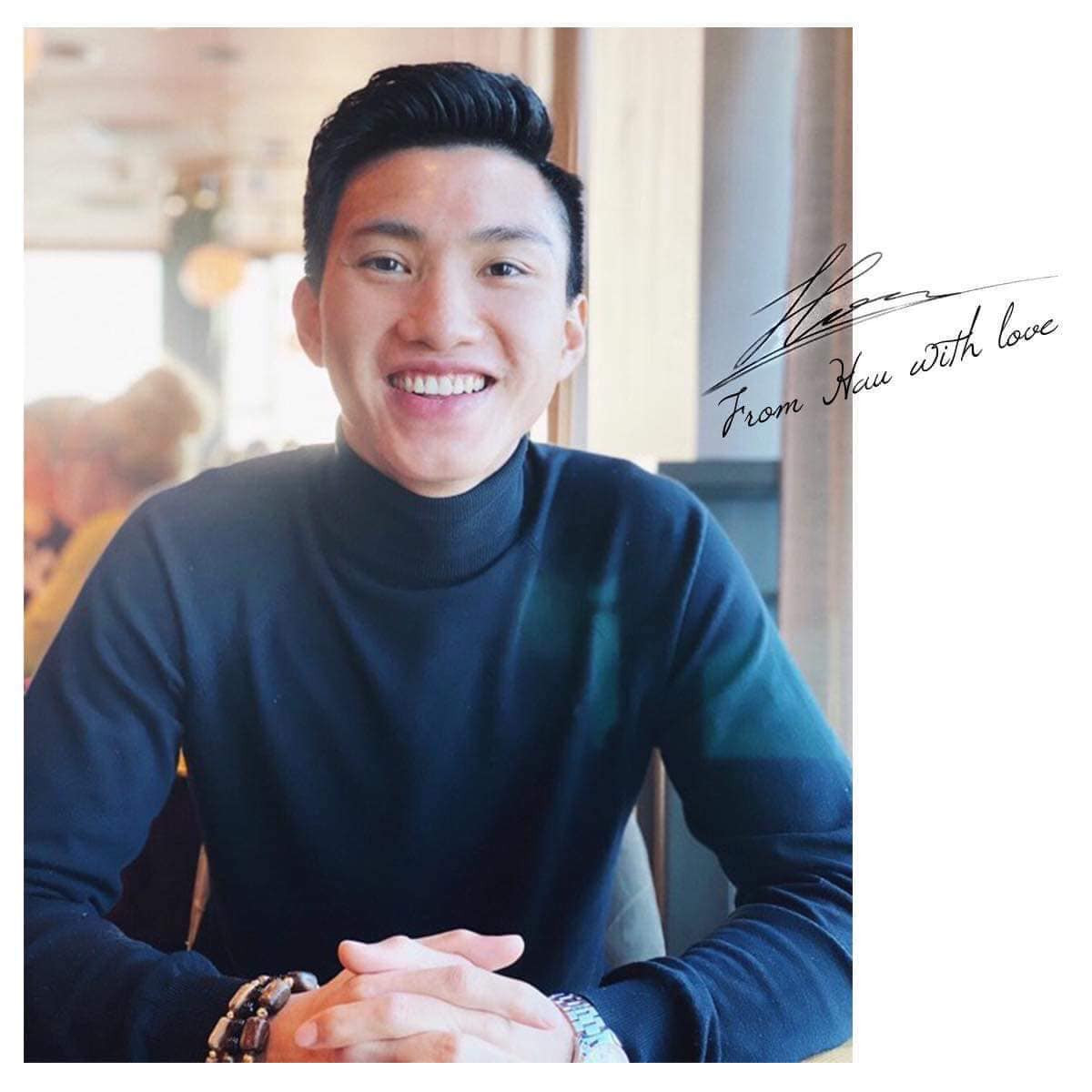 Sau nửa năm sang Hà Lan thi đấu, Văn Hậu ngày càng đẹp trai xuất chúng, chẳng cần bàn đến vấn đề chiều cao thì hiện tại anh chàng cũng đã cực kỳ nổi bật khi đứng cùng đội tuyển quốc gia.