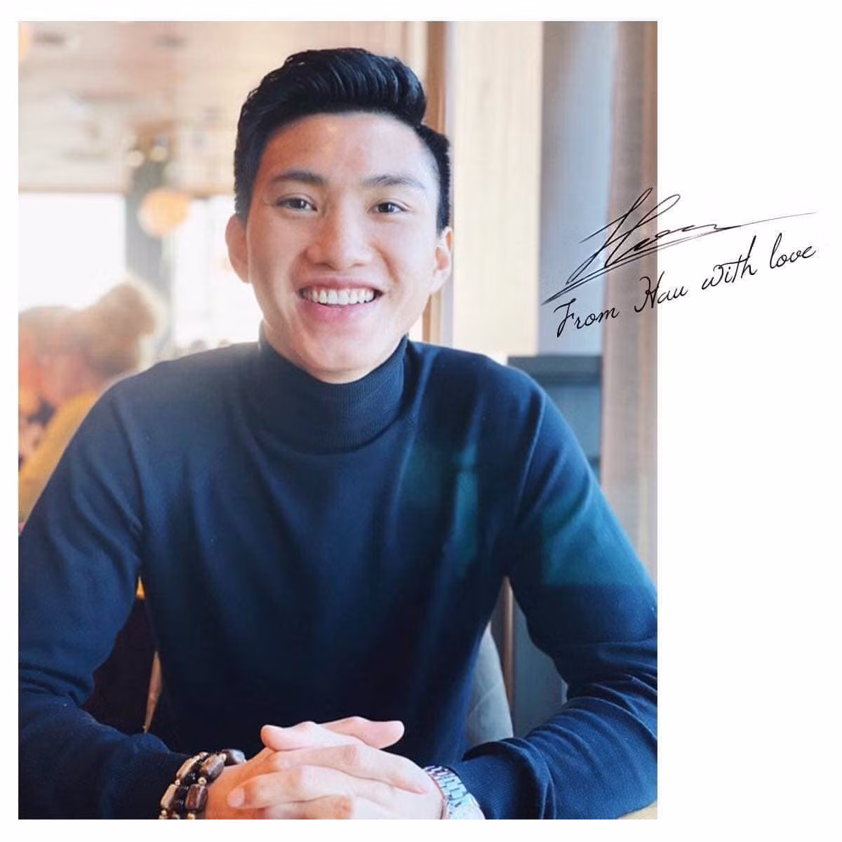 Sau nửa năm sang Hà Lan thi đấu, Văn Hậu ngày càng đẹp trai xuất chúng, chẳng cần bàn đến vấn đề chiều cao thì hiện tại anh chàng cũng đã cực kỳ nổi bật khi đứng cùng đội tuyển quốc gia.