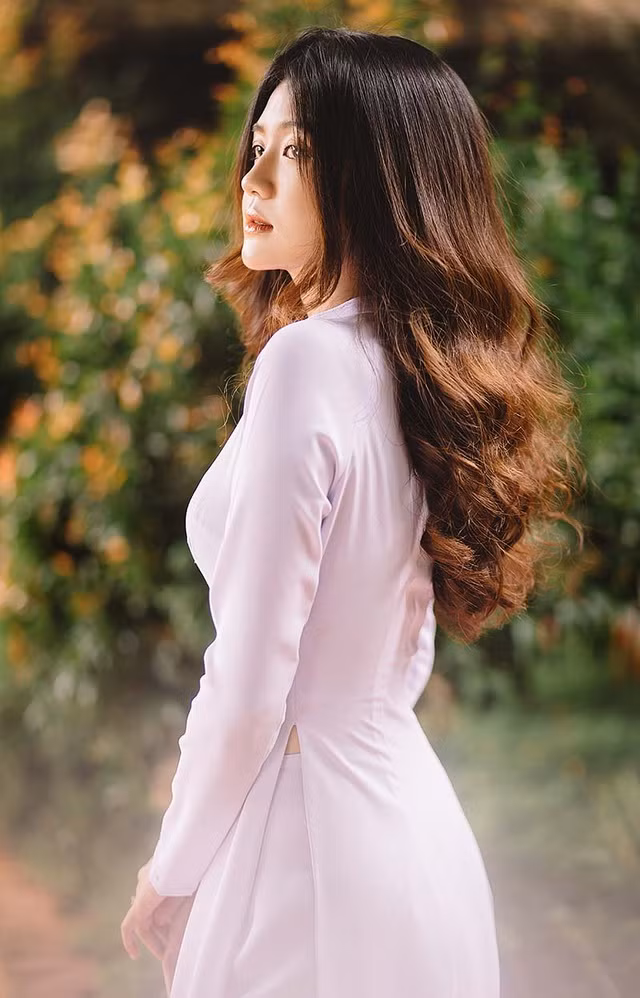 Cô gái Trần Thanh Uyển Ny từng gây sốt với những hình ảnh dịu dàng trong tà áo dài trắng tinh khôi.