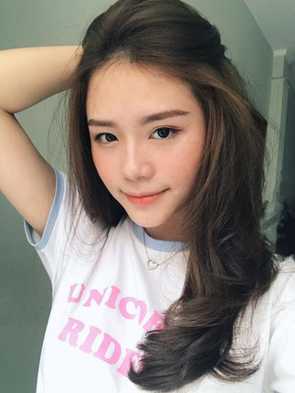 Instagram cá nhân của cô nàng đã có gần hàng trăm nghìn người theo dõi, mỗi bức ảnh đều nhận được hàng chục nghìn like và rất nhiều bình luận thể hiện sự yêu mến từ cư dân mạng không hề thua kém bất cứ hot face nào.