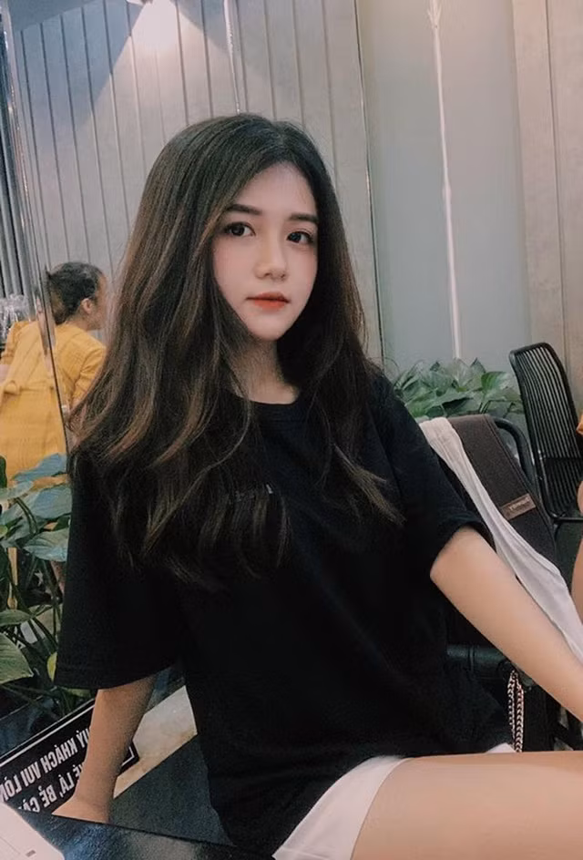 Được biết, gia đình Ny vốn có truyền thống theo ngành Y nhưng Ny lại cực kỳ thích kinh doanh và mong muốn theo đuổi con đường này. Mời quý độc giả đón xem thêm video Gặp nữ sinh xứ Nghệ "nói 7 thứ tiếng" - Nguồn: KÊNH VTC14