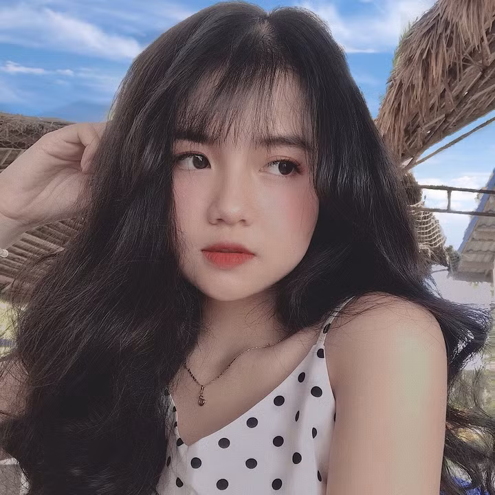 Chia sẻ về cái tên cực đẹp của mình, hot girl cho biết trước đây bố mẹ lựa chọn giữa Mỹ Duyên và Uyển Ny để đặt, và sau đó thì bố mẹ cô đã quyết định lấy tên Uyển Ny.