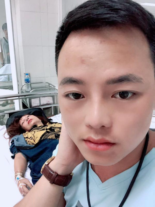 Cách đây không lâu trên trang cá nhân của anh Hoa Cương - chồng trẻ " cô dâu 62 tuổi" bất ngờ chia sẻ hình ảnh vợ phải nhập viện cấp cứu thu hút sự chú ý của nhiều người.