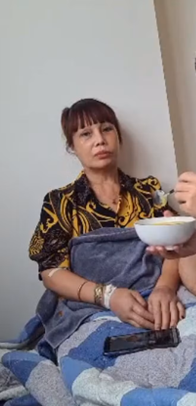 Chồng trẻ cô dâu 62 cho biết nguyên nhân vợ bị sốc nhập viện là do xem được một số kênh Youtube nói về vợ chồng chị với những nội dung xúc phạm danh dự, nhân phẩm.