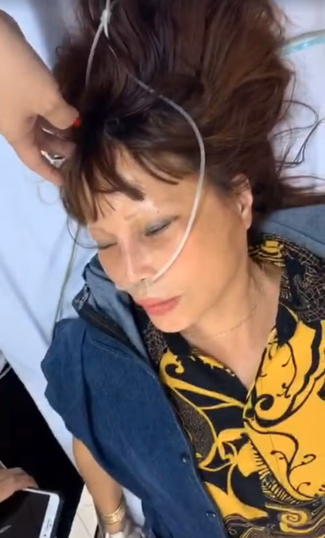 Theo như hình ảnh anh Hoa Cương chia sẻ, cô dâu Thu Sao nằm trong phòng cấp cứu của bệnh viện với gương mặt nhợt nhạt, tiều tụy, tay truyền nước còn chồng trẻ luôn túc trực bên cạnh để chăm sóc.