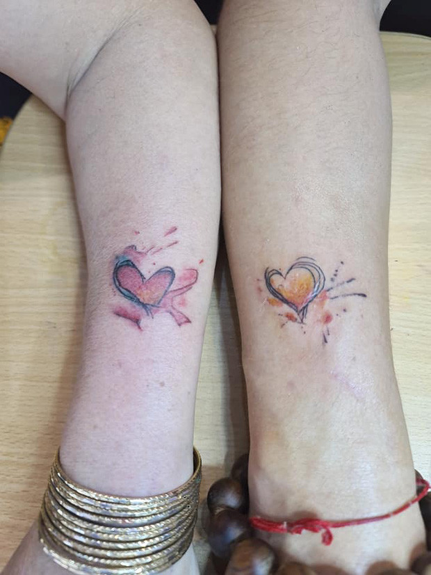 Cả hai cùng đi xăm hình trái tim lên tay để thể hiện tình yêu mặc dù chị Thu Sao mới trở về từ bệnh viện.