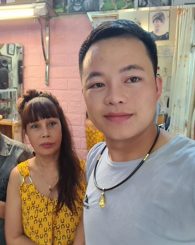 Thế nhưng chỉ sau đó một ngày từ lúc chị Thu Sao phải nhập viện, mới đây chị đã cùng chồng trẻ đi xăm hình gây xôn xao.