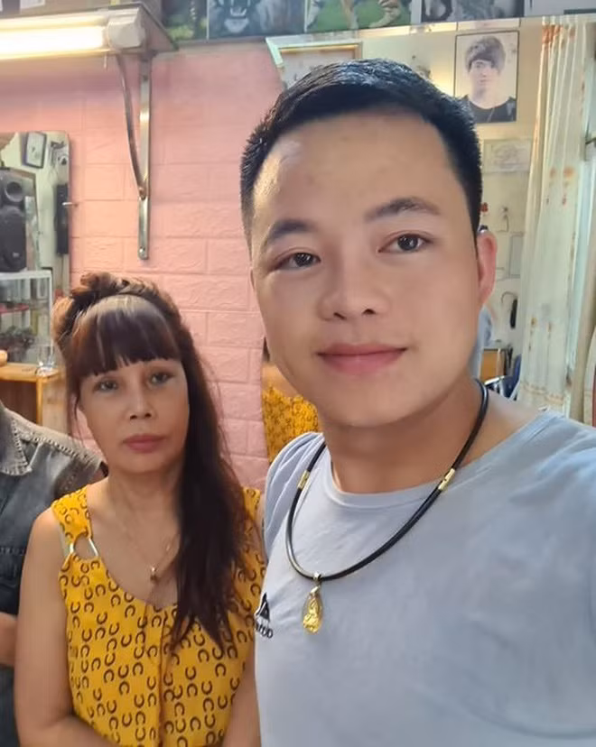 Thế nhưng chỉ sau đó một ngày từ lúc chị Thu Sao phải nhập viện, mới đây chị đã cùng chồng trẻ đi xăm hình gây xôn xao.