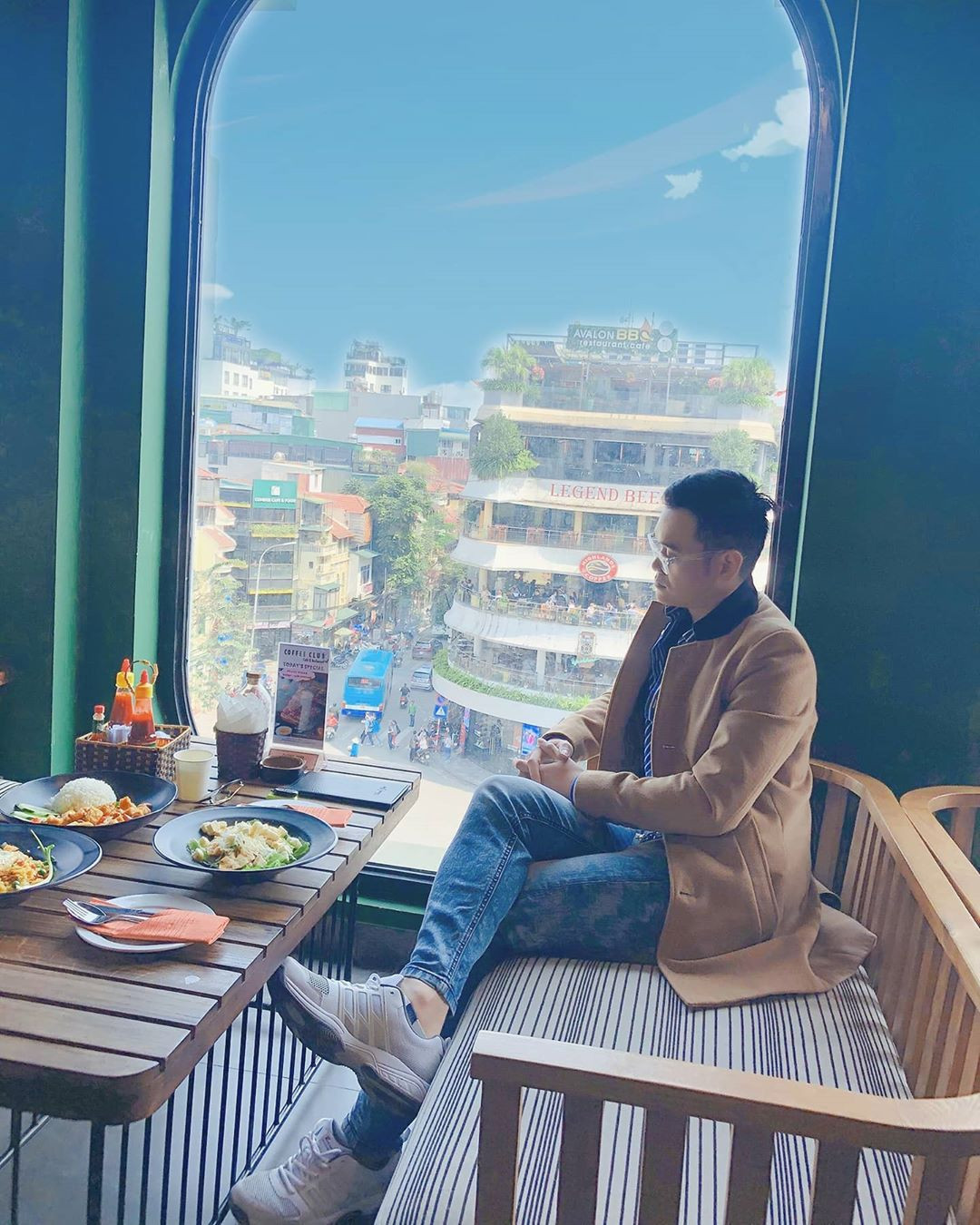 Những ngày mưa, ngồi bên cửa sổ ngắm đường phố là một cảm giác cực chill mà không phải không gian nào cũng đem lại được.