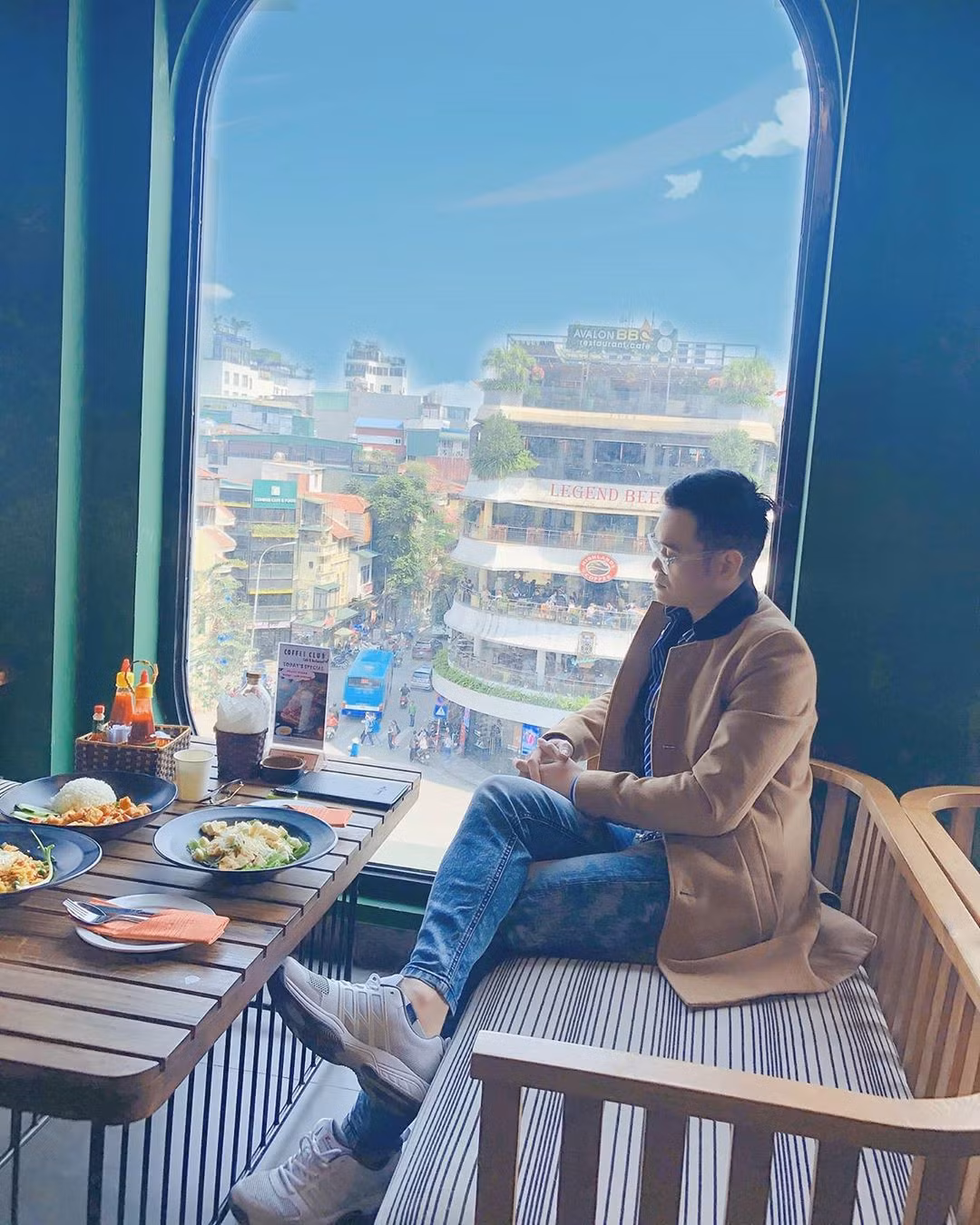 Những ngày mưa, ngồi bên cửa sổ ngắm đường phố là một cảm giác cực chill mà không phải không gian nào cũng đem lại được.