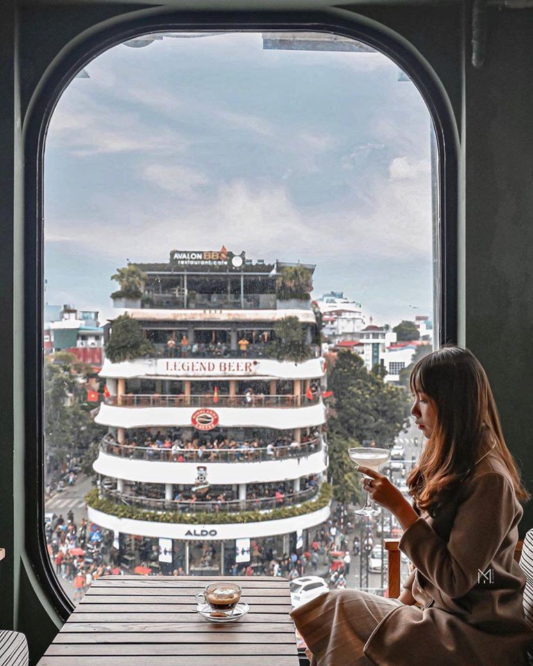 Quán có menu nước uống, đồ ăn cực kỳ đa dạng từ cà phê truyền thống, sinh tố, trà đến cocktail. Đồ ăn bao gồm cả món mặn và món ngọt.