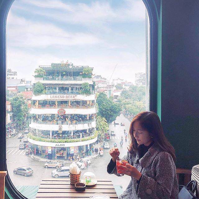 Khung cửa sổ lớn màu xanh, có tầm nhìn cực kỳ đẹp. Phía bên kia là "Hàm cá mập" và nhìn thẳng xuống quảng trường Đông Kinh Nghĩa Thục.