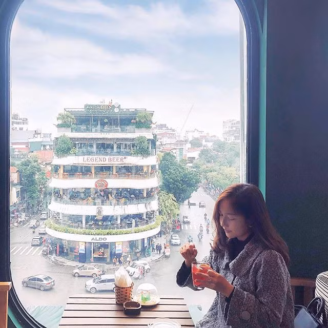 Khung cửa sổ lớn màu xanh, có tầm nhìn cực kỳ đẹp. Phía bên kia là "Hàm cá mập" và nhìn thẳng xuống quảng trường Đông Kinh Nghĩa Thục.