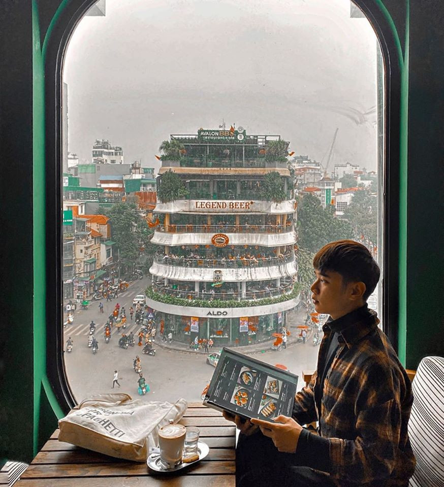 Ô cửa sổ này thuộc quán Coffee Club 3, tọa lạc trên trên 4 của tòa nhà ngay bờ hồ Hoàn Kiếm.