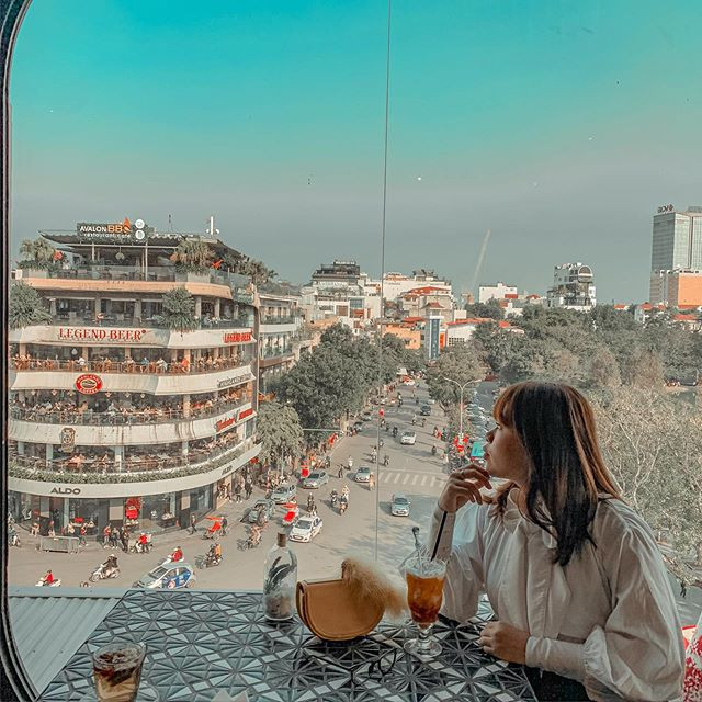 Mới đây, địa điểm "sống ảo" hoàn toàn mới được đặt cho các tên "khung cửa sổ thần thánh" được giới trẻ Hà Thành săn lùng ráo riết. Vừa hết cách ly xã hội, nhiều người đã không thể chờ đợi mà tới check-in.