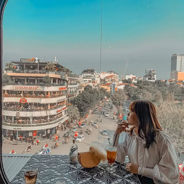 Mới đây, địa điểm "sống ảo" hoàn toàn mới được đặt cho các tên "khung cửa sổ thần thánh" được giới trẻ Hà Thành săn lùng ráo riết. Vừa hết cách ly xã hội, nhiều người đã không thể chờ đợi mà tới check-in.