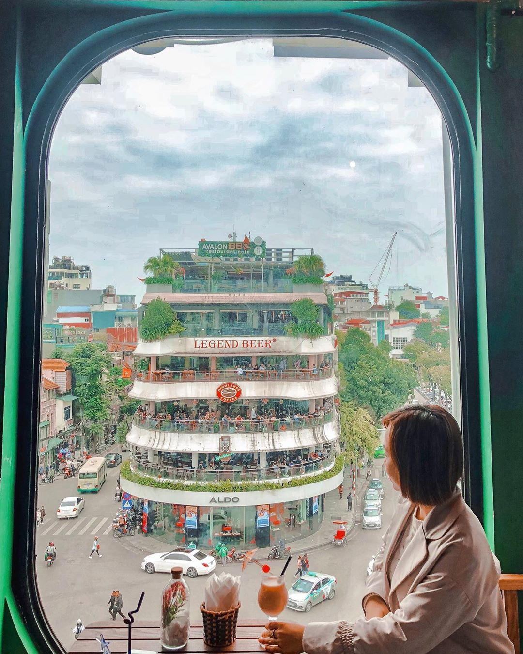 Không chỉ phục vụ hội nghiện "sống ảo", đây là góc ngồi cho những người muốn ngắm thành phố, nhìn dòng người hối hả trên đường nhưng lại ngại nắng nóng, bụi bặm.