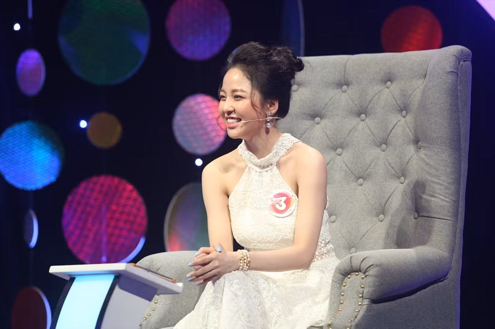 Thời điểm hot girl Trâm Anh tham gia chương trình "Mảnh ghép tình yêu" là lúc cô nàng đang ở đỉnh cao nhan sắc. Ở bất kỳ góc quay nào, trông cô vẫn cực kỳ xinh đẹp, nhận được rất nhiều lời khen của cộng đồng mạng. Thế nhưng thời điểm sau khi lộ clip nóng, hot girl Thanh Hoá có vẻ ngày càng xuống sắc.