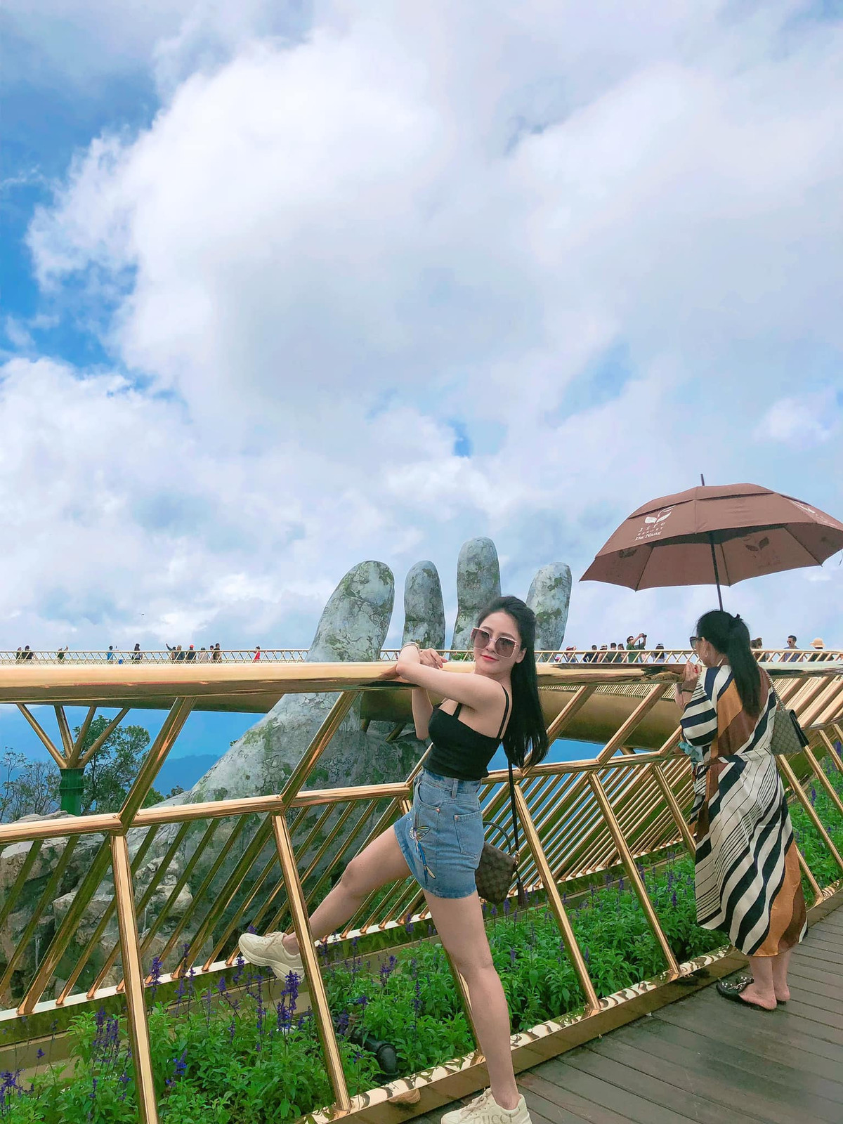 Bên cạnh vòng 2 ngấn vỡ, vai và bắp tay thô, chân của cô nàng cũng to khiến ba vòng như một.