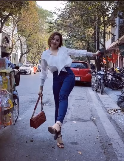 Không chỉ khi diện trang phục bó sát, lúc mặc quần jean, áo dài tay với phần nhún bèo tưởng chừng che hết được các khuyết điểm trên cơ thể thì trông Trâm Anh vẫn ú nu, kém thon gọn.