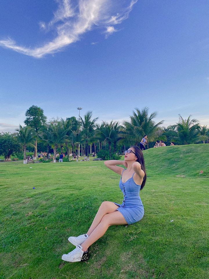 Chiếc váy với phần cổ khoét sâu giúp nàng hot girl phô diễn khéo léo vòng 1 săn chắc.