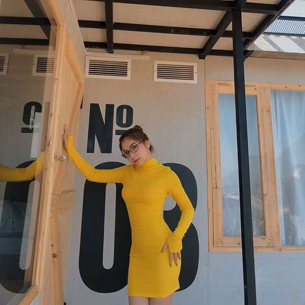 Hot girl Quảng Nam vui vẻ đi chơi cùng với bạn bè, ngày càng xinh đẹp, quyến rũ hơn. Cô tỏ ra không quá quan tâm đến những chuyện xoay quanh tình cũ.