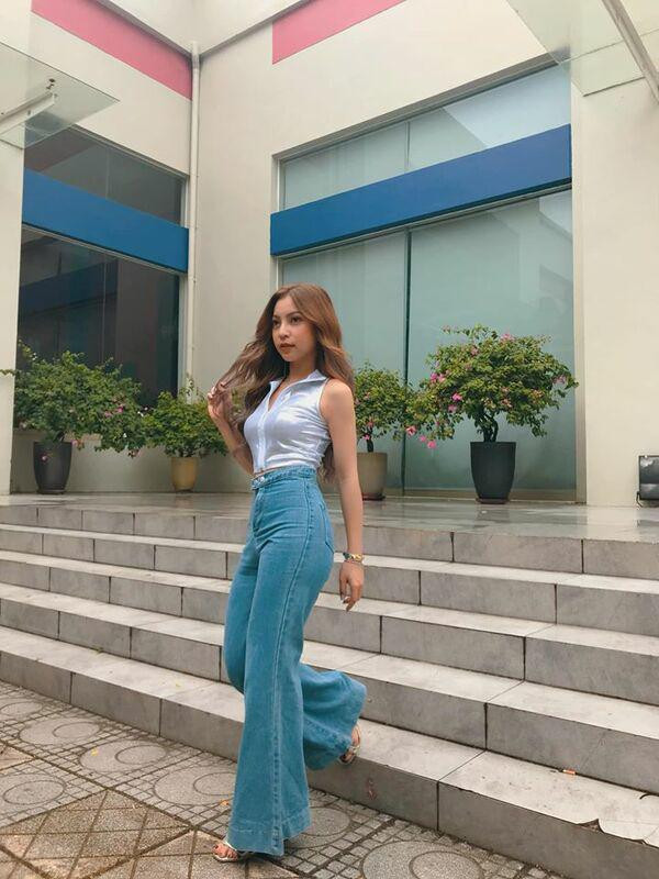 Cô gái này ngày càng trưởng thành hơn bằng cách lựa chọn cho mình những trang phục chín chắn, phô diễn cơ thể.