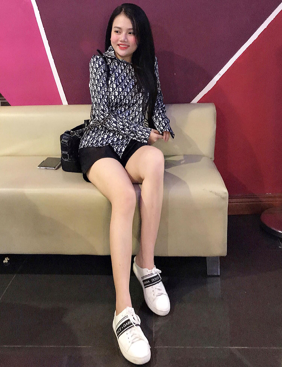 Dù xinh đẹp nhưng khuôn mặt của T.X có vẻ thiếu tự nhiên và có phần thô cứng, nhiều ý kiến cho rằng cô nàng đã trải qua các thủ thuật thẩm mỹ mới có thể sở hữu nhan sắc như hiện tại.