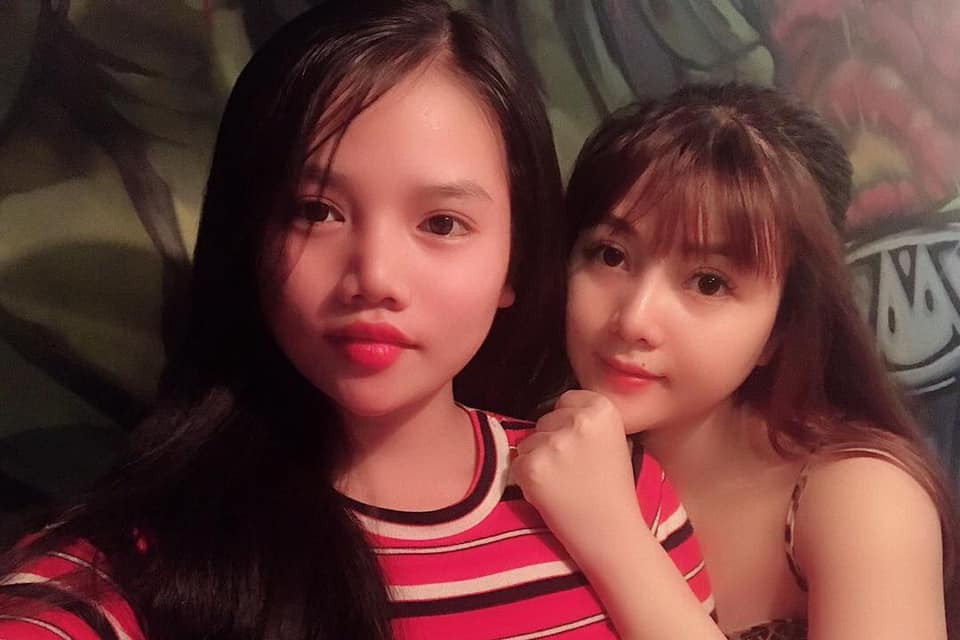 Bên cạnh đó, nhan sắc của cô nàng cũng là chủ đề bàn tán của cộng đồng mạng. Cô gái có khuôn mặt khá ưa nhìn với đôi mắt to, các đường nét nhỏ nhắn và mái tóc dài thướt tha.