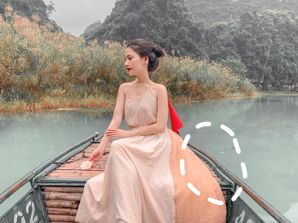 Một số tấm ảnh cũng bị dân mạng tìm ra bằng chứng cho thấy T.X chỉnh sửa ảnh quá đà đến méo cả thanh sắt, cầu tre cong vút rất bất hợp lý.