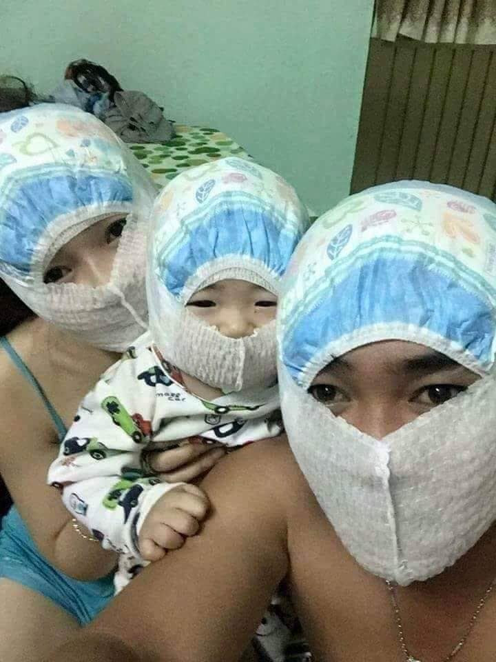 Không mua được khẩu trang, nhiều người nghĩ ra cách phòng chống virus corona cực kỳ bá đạo. Tất cả các vận dụng trong nhà đều được tận dụng kể cả bỉm, tã lót của trẻ. Như thế này thì virus cũng phải chạy mất dép.
